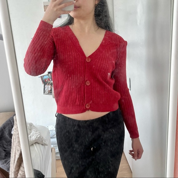 Red cropped buttoned cardigan - Picture 1 of 3